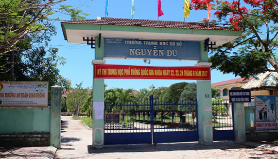 Mang thiết bị thu phát vào phòng, một thí sinh bị đình chỉ thi