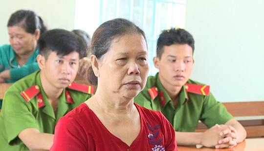 Người đàn bà tạt axit mù hai mắt chồng hờ trốn nã 24 năm
