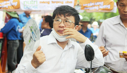 Phụ huynh đội nắng, tiếp sức con em "vượt vũ môn"