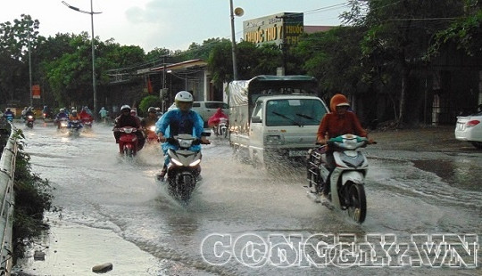 Hà Nội: Mưa lớn, nhiều tuyến phố ngập nước