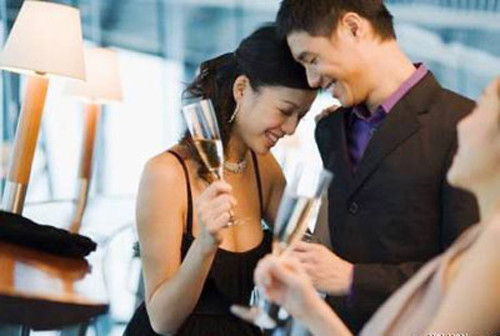 Đàn ông thành đạt bất chấp rủi ro để... ngoại tình, vì sao?
