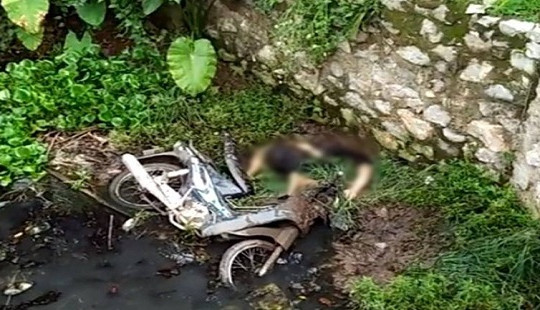 Hoảng hốt phát hiện người đàn ông cắm đầu xuống mương nước tử vong