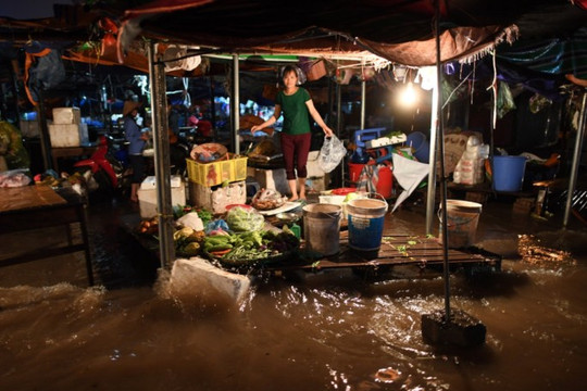 Hà Nội: Nhiều tuyến đường ngập như sông sau trận mưa lớn