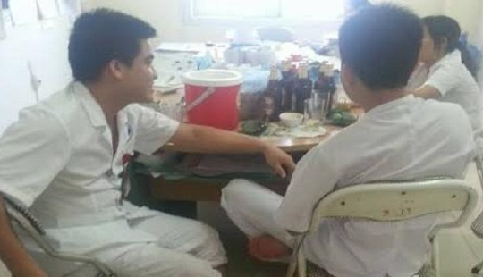Hòa Bình: Bác sĩ, điều dưỡng nhậu trong giờ làm việc