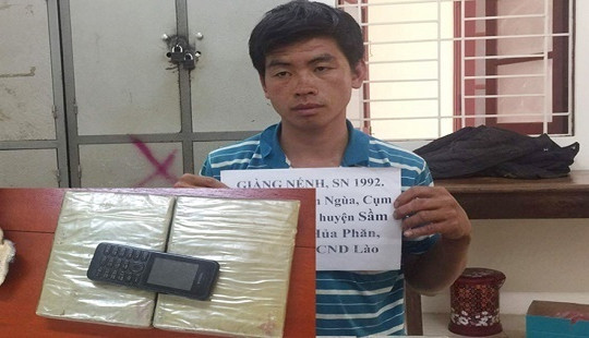 Bắt đối tượng người Lào mang 2 bánh heroin đi bán