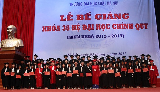 Trường đại học Luật Hà Nội tổ chức lễ tốt nghiệp cho 1529 sinh viên ra trường
