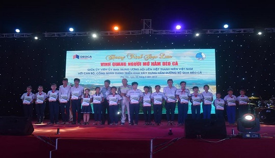 Phú Yên: Trao 20 suất học bỗng cho học sinh nghèo vượt khó