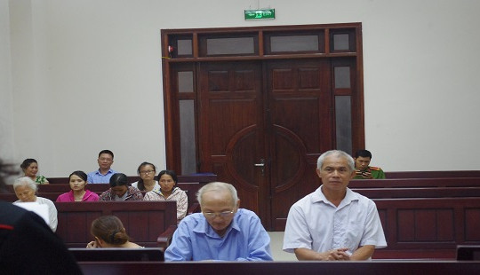 Tranh giành đất đai, cụ ông 74 tuổi đâm chết em trai