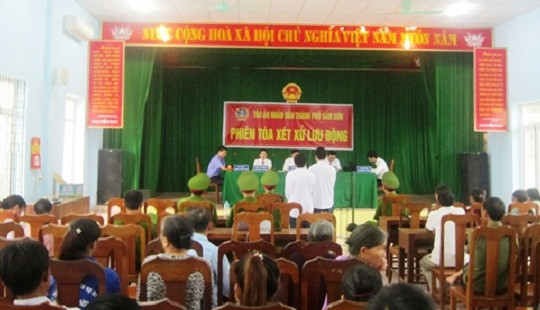2 bố con rủ nhau vào tù vì đưa người sang Trung Quốc lao động trái phép