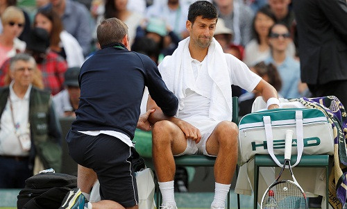 Djokovic bỏ cuộc ở tứ kết Wimbledon vì chấn thương