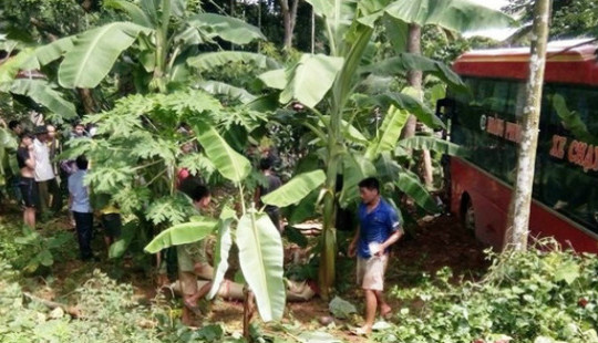 Xe khách tông trực diện xe máy, 2 mẹ con tử vong