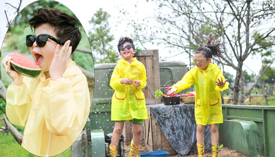 Hot trend "mặc áo mưa ăn dưa hấu" của cặp siêu mẫu nhí gây sốt