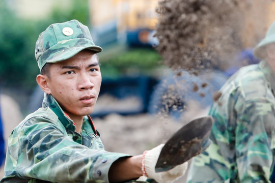 Quân đội làm ngày đêm tìm kiếm hài cốt liệt sĩ ở Tân Sơn Nhất