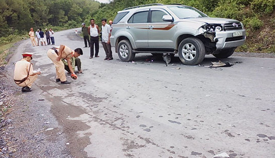 Lao vào ô tô ngược chiều, nam thanh niên nguy kịch