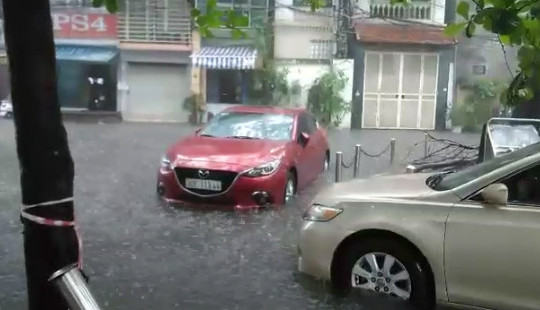 Hà Nội: Sau cơn mưa lớn, nhiều tuyến phố ngập sâu trong nước