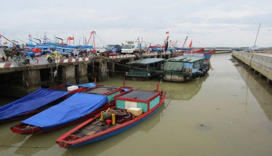 Sóng lớn nhấn chìm tàu chở than, 9 người còn đang mất tích