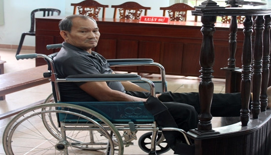Ông lão gần 70 tuổi dâm ô với bé gái bán vé số