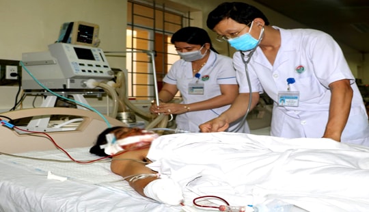 Một người dân bị cụt tay, nát mặt do dùng mìn đánh cá