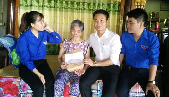 TAND tỉnh Quảng Bình thăm và tặng quà cho các mẹ Việt Nam Anh hùng