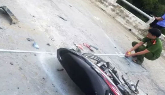 Hai xe máy tông nhau, 4 nam thanh niên thương vong