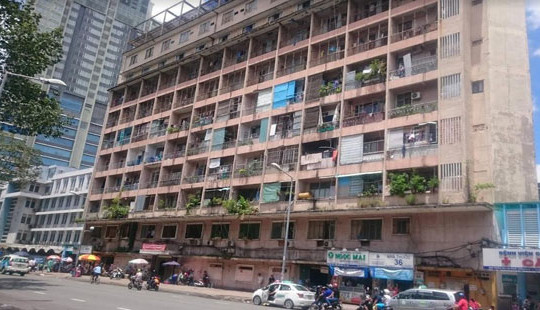 Chung cư cũ có nguy cơ sụp đổ, cần sớm đập bỏ, thay thế