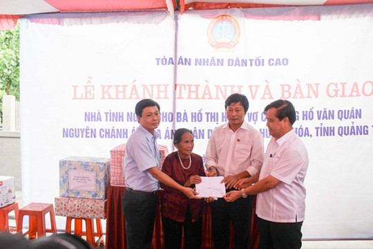 TAND Cấp cao tại Đà Nẵng phối hợp với Báo Công lý trao tặng nhà tình nghĩa cho các gia đình liệt sỹ