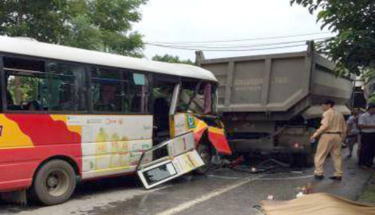 Tuyên Quang: Xe bus húc đuôi xe đầu kéo, 1 nữ hành khách tử vong