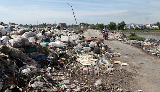 Sau phản ánh, rác vẫn ngập đường đê, ven bờ sông Bùng