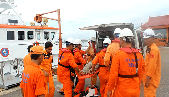 Cứu ngư dân bị đau ruột thừa khi đang đánh bắt ở Hoàng Sa