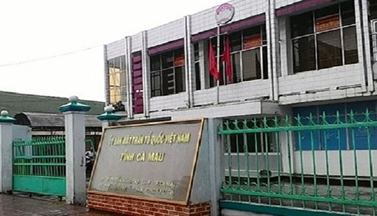 Giả chữ ký và con dấu của lãnh đạo, cán bộ Mặt trận bị khai trừ Đảng