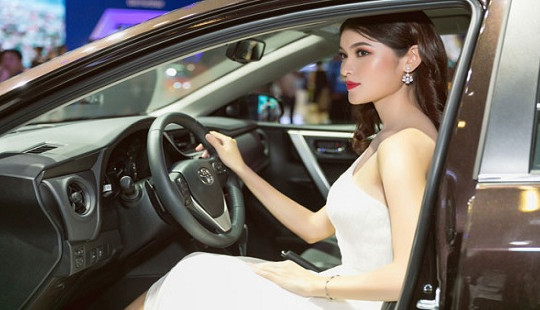 Á hậu Thuỳ Dung hé lộ kế hoạch chinh chiến quốc tế trong năm 2017