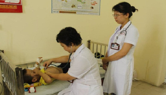Trẻ nhập viện vì sốt xuất huyết tăng vọt