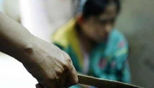 Vợ đưa hai con vào trại giam thăm chồng, bị đâm chết tại “Phòng hạnh phúc”