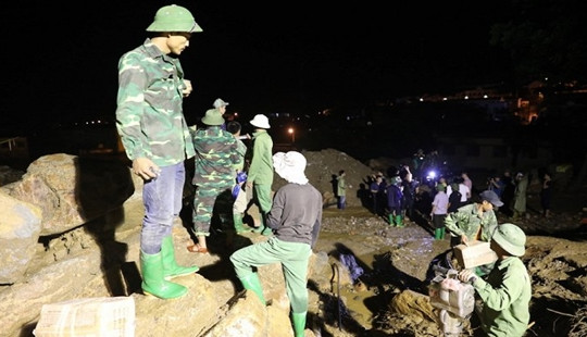 Yên Bái: Xuyên đêm phá đá, dọn bùn khắc phục sau trận lũ quét