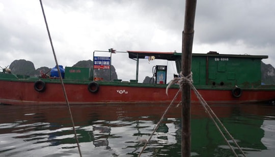Quảng Ninh: Bắt giữ tàu chở 30.000 lít dầu “lậu”