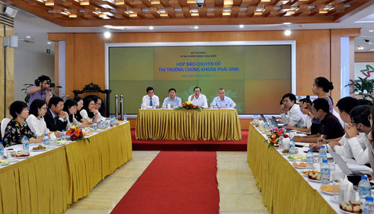 Miễn thu phí 3 tháng trên thị trường chứng khoán phái sinh