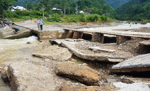 Lũ cuốn trôi đập tràn, 2 bản bị chia cắt