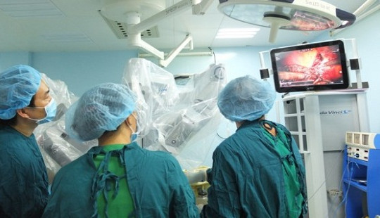 Lần đầu tiên cắt u gan bằng robot tại Việt Nam