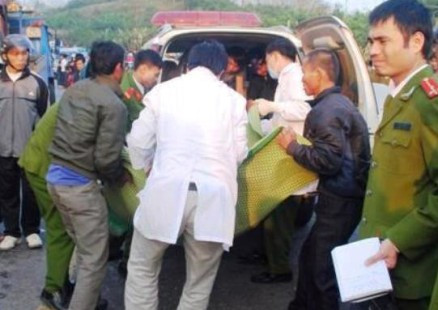 Xe tải đâm vào cột điện, 4 người thương vong