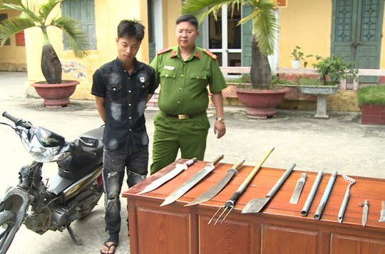 Bắt đối tượng cướp giật tài sản, phát hiện nhiều hung khí nguy hiểm