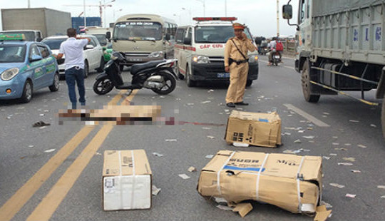 Hà Nội: Xe máy va chạm xe tải trên cầu Vĩnh Tuy, 1 người tử vong