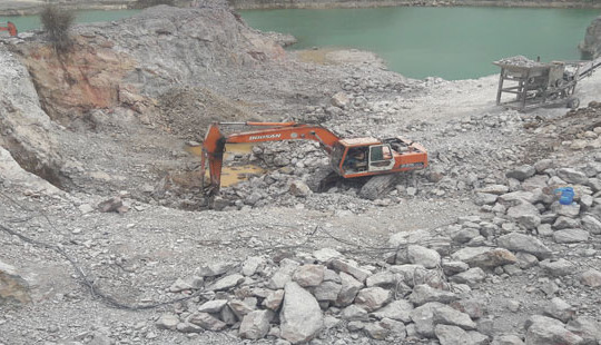 Dân bức xúc vì nổ mìn ở mỏ đá gây hư hỏng nhà cửa