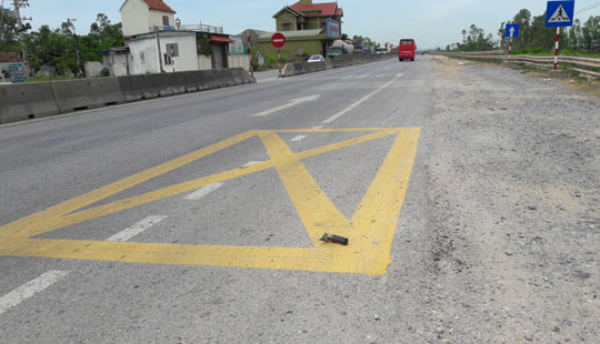 Bị giật túi xách khi đi đường, hai mẹ con nhập viện