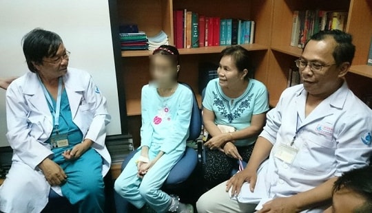 Mắc bệnh lạ, bé gái nửa năm không thể đi đại tiện