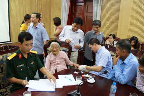Lấy mẫu giám định ADN, xác định danh tính hài cốt liệt sĩ hang Tám Cô