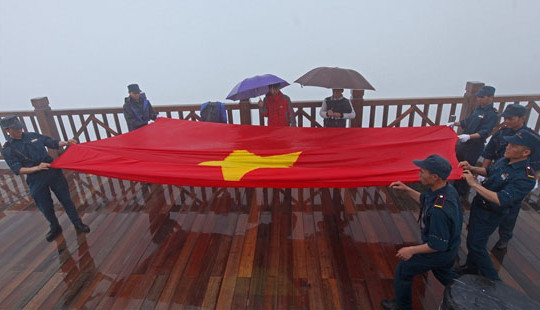 Nhất định phải đến Fansipan để… chào cờ