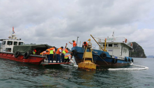 Quảng Ninh: Bục ống vận chuyển, tràn 200 lít dầu ra Vịnh Hạ Long