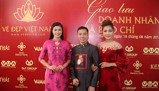 Hoa hậu Ngọc Hân diện áo dài dát vàng dự chương trình "Vẻ đẹp Việt Nam"