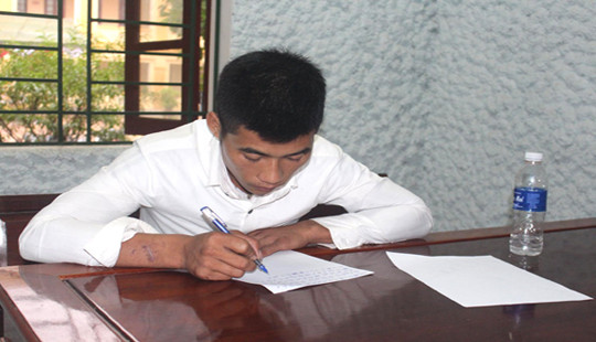 Khởi tố đối tượng đe dọa “xin đểu” tiền hai mẹ con gác tàu