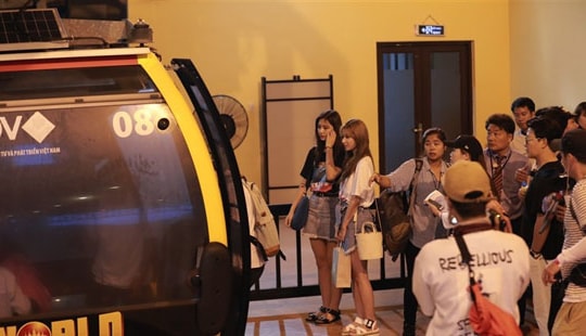 Nhóm nhạc TWICE quậy tưng bừng tại Sun World Ba Na Hills